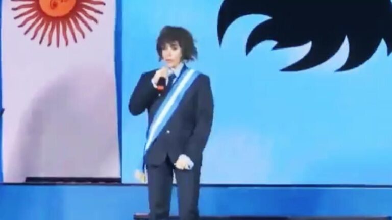 fatima-flores-debuta-en-el-teatro-de-mar-del-plata-imitando-a-javier-milei-1726974