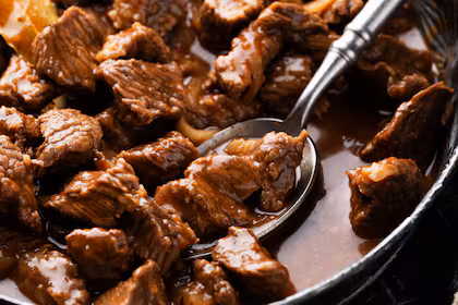 el-guiso-es-una-receta-muy-conocida-de-la-cocina-W62AWGXVLBEETEQQ2PPWJ2KAM4