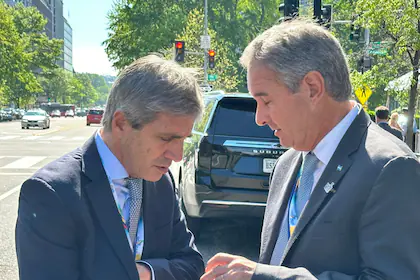 el-ministro-de-economia-luis-caputo-y-el-CPMKQACUEFHSXJO6L4HOB4NNPY