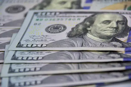 la-cotizacion-del-dolar-oficial-y-el-blue-este-HVRVF26RXJCYBGCKALKCGTNDMA