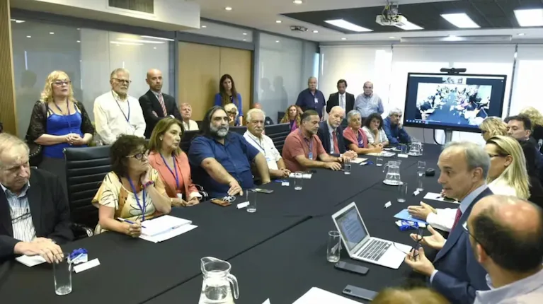 el-gobierno-recibe-a-los-docentes-en-medio-del-paro-para-intentar-desactivar-la-protesta-foto-uda-VBX4ZVRQGNAA7BMGYMJAD5HYFM