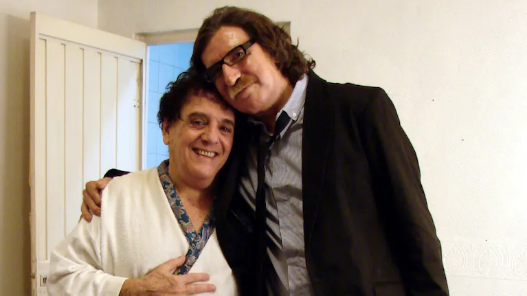 charly-garcia-visito-a-antonio-gasalla-en-2009-durante-una-de-sus-obras-de-teatro-foto-dyn-WQSA6KUSKJHJXBJYNXQE4PRSKI