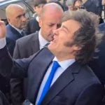 javier-milei-discute-con-un-vecino-de-mar-del-6LOXS7BKWRCZ3L3SED76NN25K4