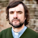 padre-pepe-di-paola-el-cura-villero-que-freno-la-baja-de-la-edad-de-imputabilidad-en-la-provincia-de-buenos-aires-foto-gentileza-agencia-paco-urondo-HBEYQZBS4ZARDMJCGJLPDLBQGU (1)
