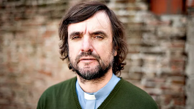 padre-pepe-di-paola-el-cura-villero-que-freno-la-baja-de-la-edad-de-imputabilidad-en-la-provincia-de-buenos-aires-foto-gentileza-agencia-paco-urondo-HBEYQZBS4ZARDMJCGJLPDLBQGU (1)